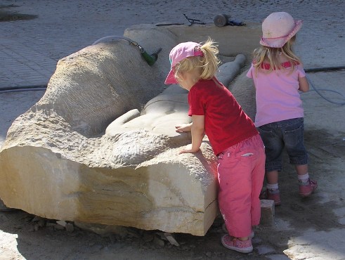 ZWEI KLEINE BESUCHERINNEN BEI EINER SKULPTUR VON FRIEDJOF RUNGE